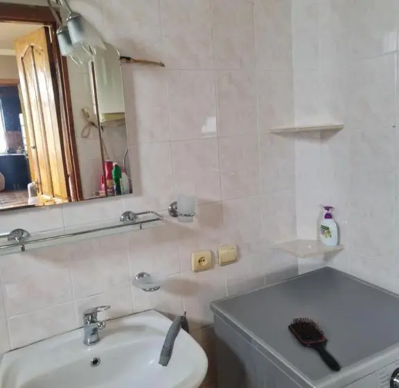 اتاق خانوادگی, House Anna