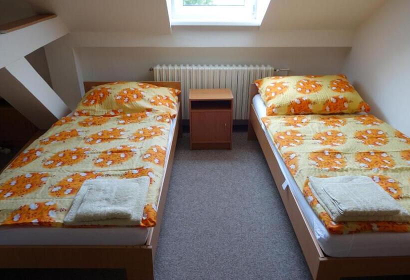 غرفة عائلية, Restaurace Alvi