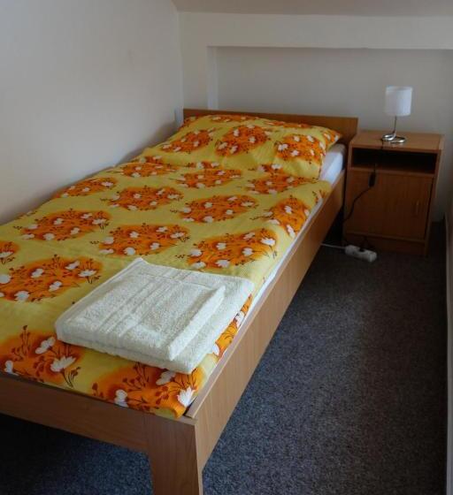 غرفة عائلية, Restaurace Alvi