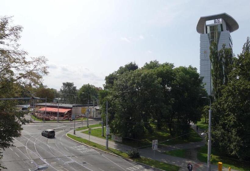 غرفة عائلية, Restaurace Alvi