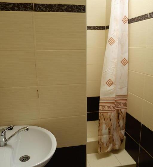 غرفة عائلية, Restaurace Alvi