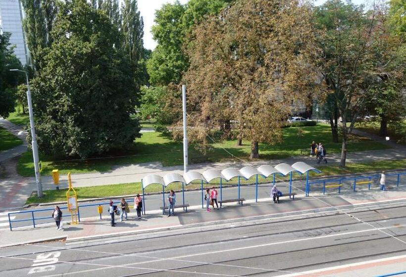 غرفة قياسية, Restaurace Alvi