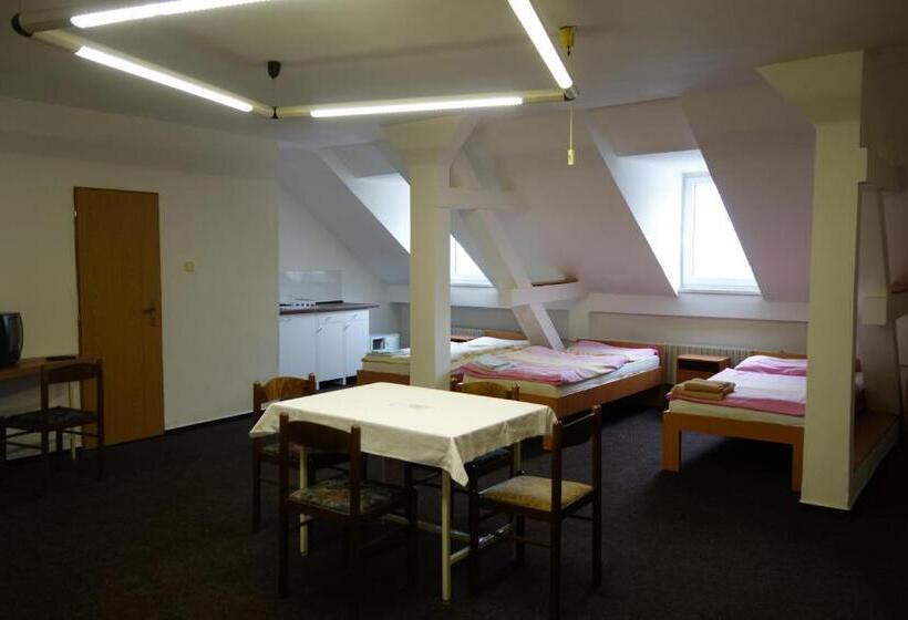 غرفة قياسية رباعية, Restaurace Alvi