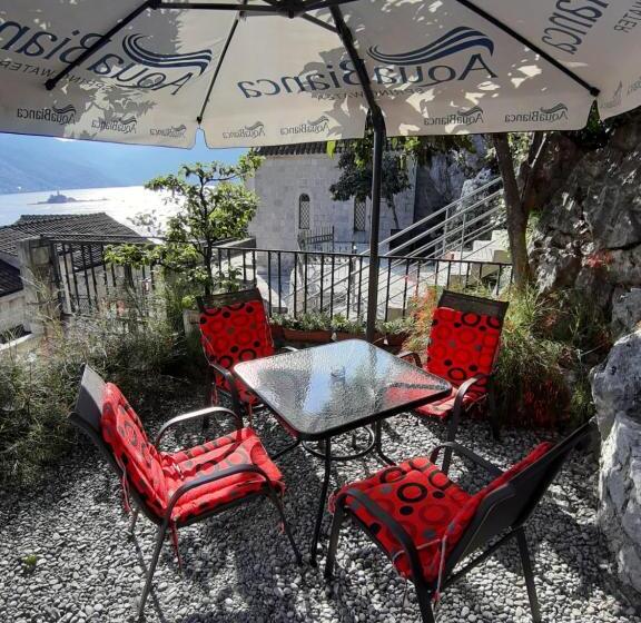 اتاق استاندارد با سرویس بهداشتی مشترک, Bellavistazmukic Guesthouse