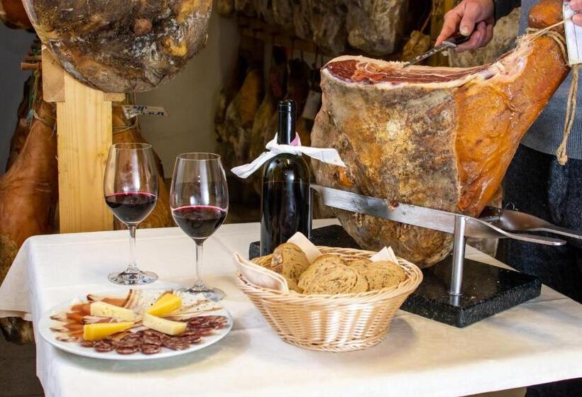 اتاق لوکس, Domačija Pri Damjanu