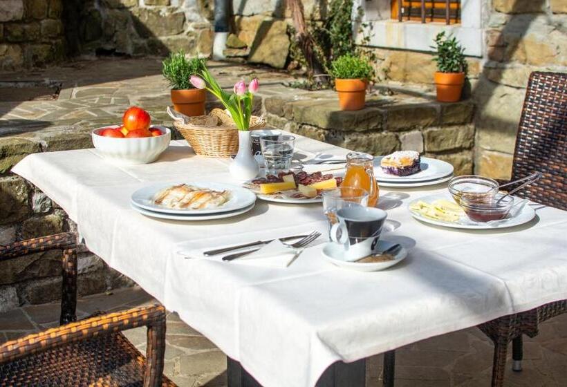 اتاق لوکس, Domačija Pri Damjanu