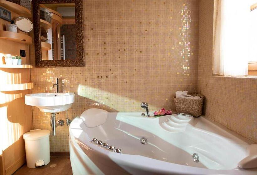 اتاق لوکس, Domačija Pri Damjanu