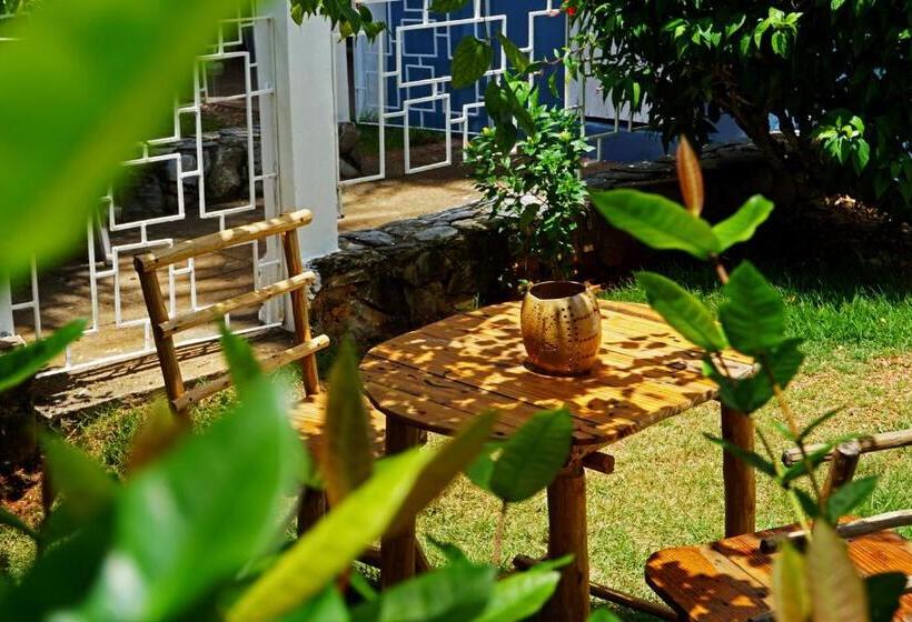 اتاق استاندارد چهارنفره با چشمانداز باغ, Le Bdm Playita