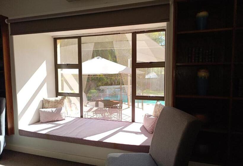 اتاق لوکس با تخت بزرگ, Jacaranda