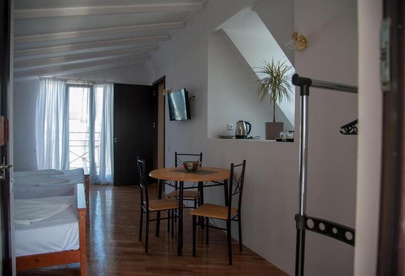 Economy Triple Room, Cozy Guest House In Old Batumi