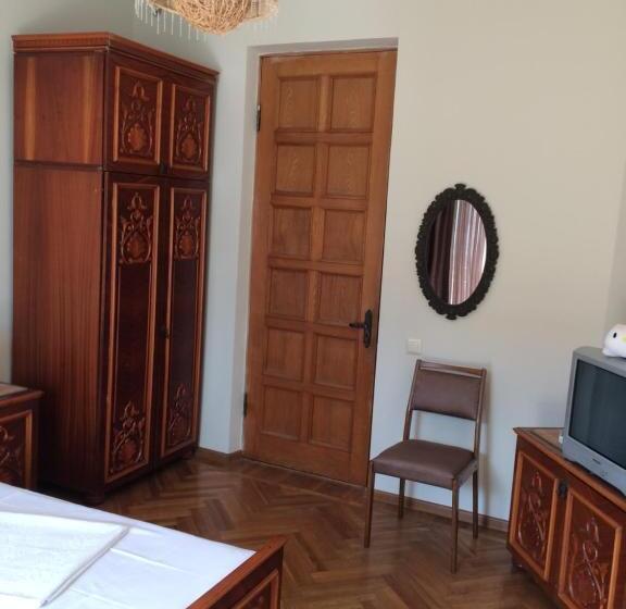 Economy Room, Cozy Guest House In Old Batumi