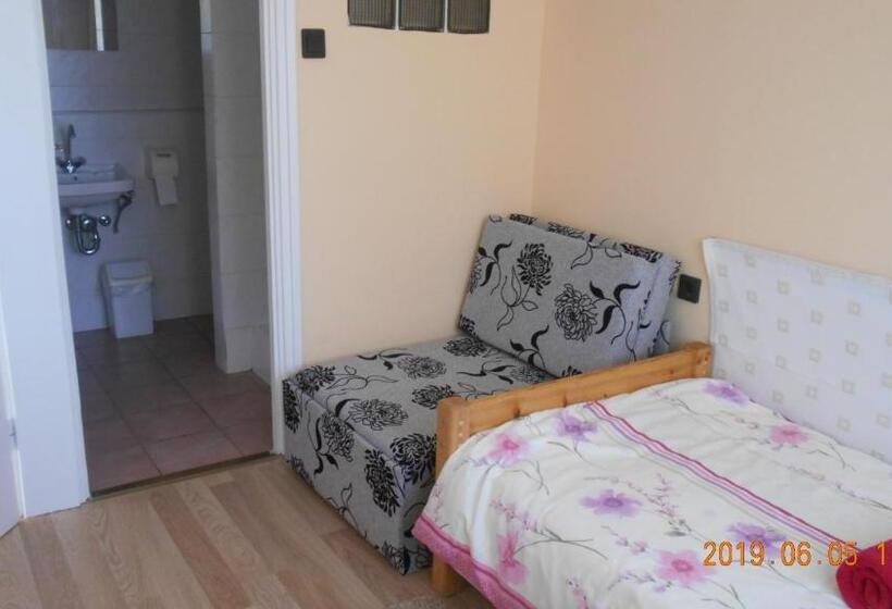 Номер Стандарт Трехместный, ádám Vendégház 2