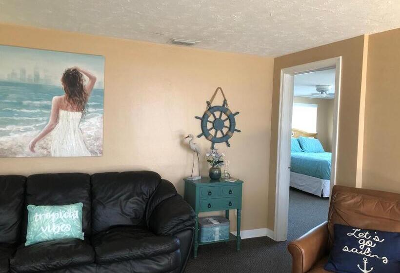 غرفة قياسية ثلاثية, The Surf Beach Motel