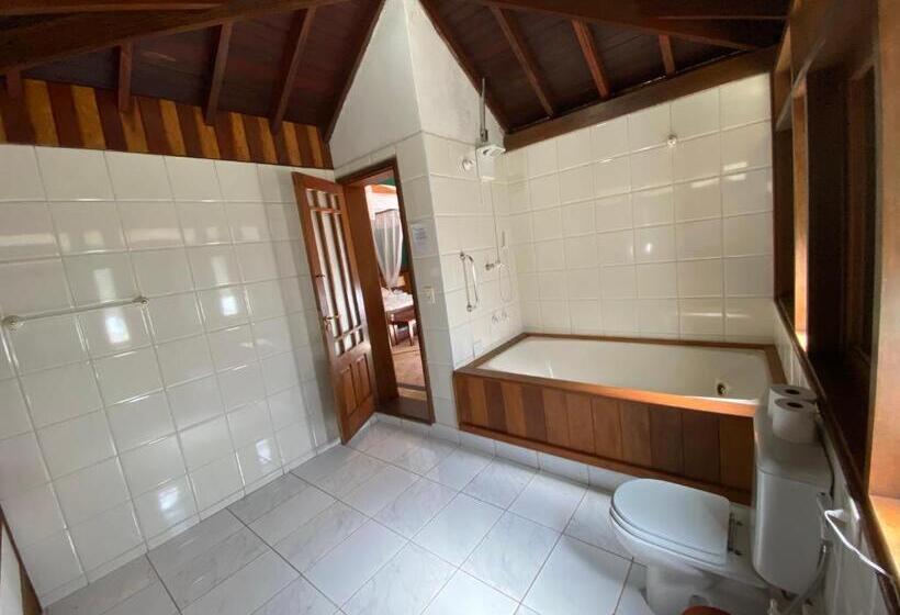 带按摩浴盆的套房, Espaço Tajj