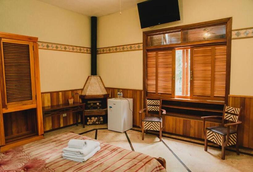 带按摩浴盆的套房, Espaço Tajj