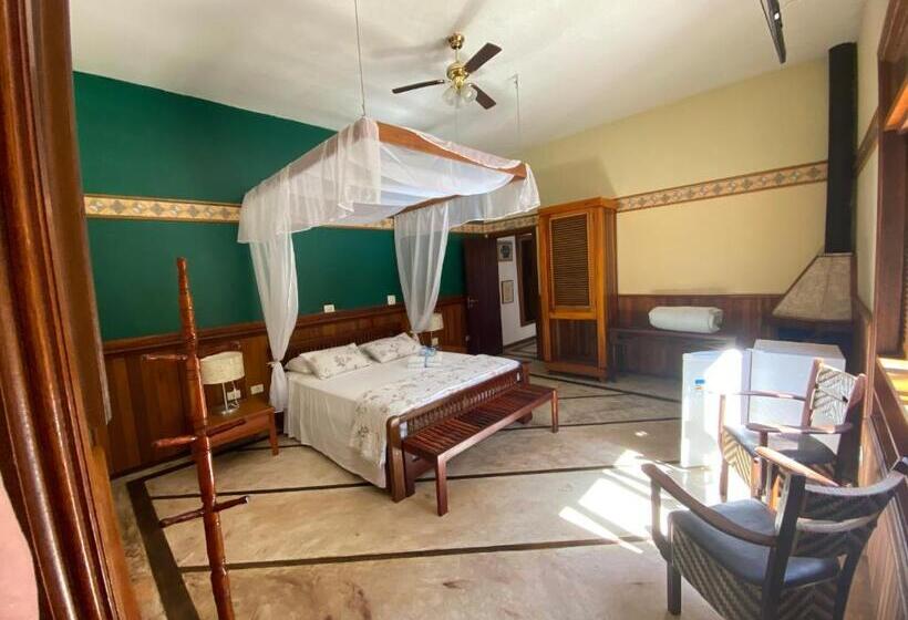 带按摩浴盆的套房, Espaço Tajj