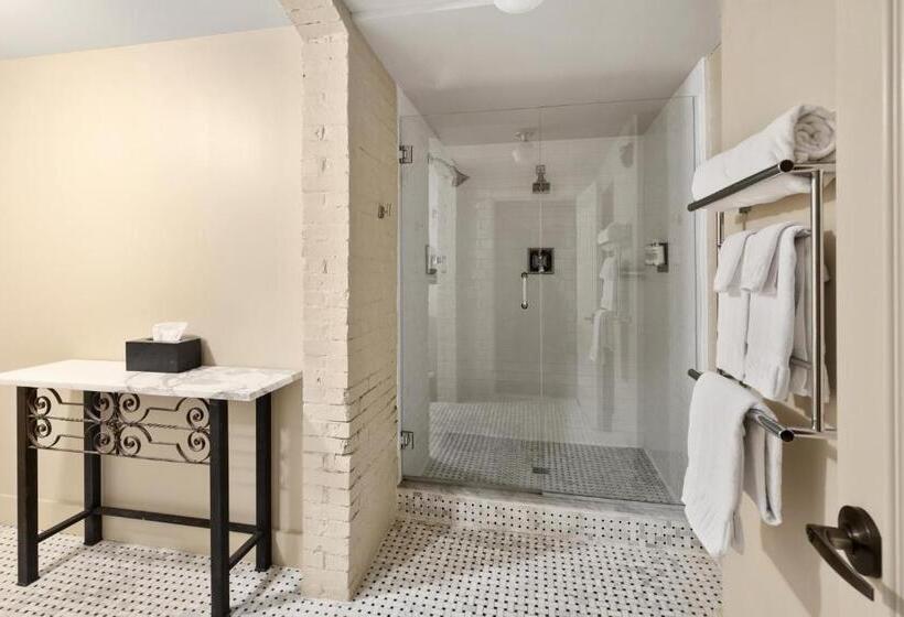 מיטת קינג בסוויטה, The Francis