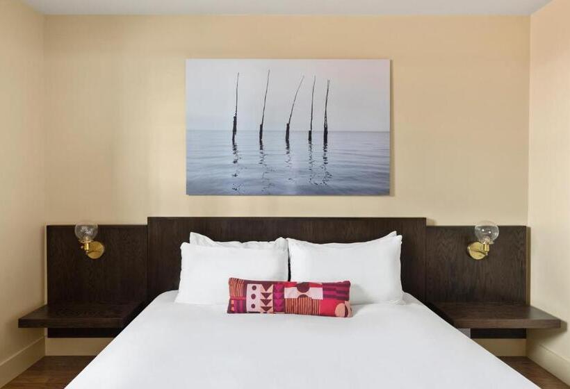 מיטת קינג בסוויטה, The Francis