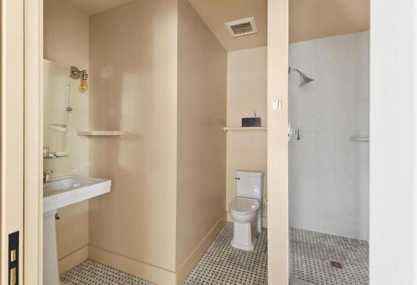 סוויטה עם מרפסת, The Francis