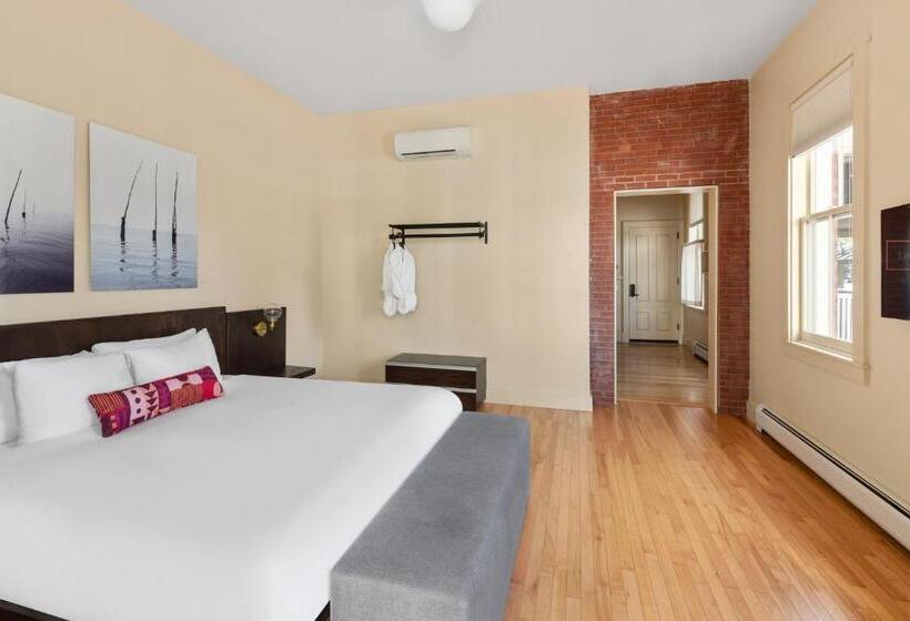 סוויטה עם מרפסת, The Francis