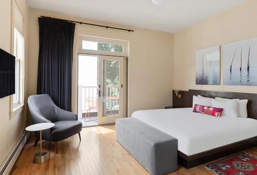 סוויטה עם מרפסת, The Francis