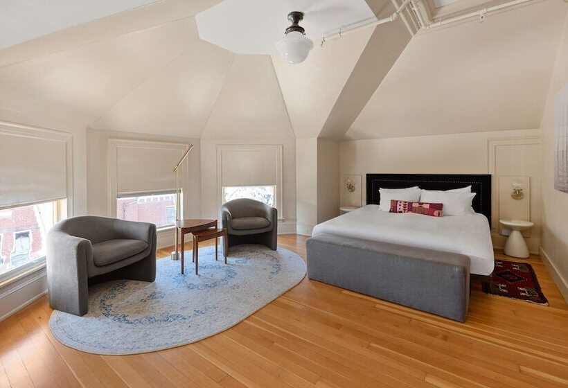 סוויטת ג'וניור, The Francis