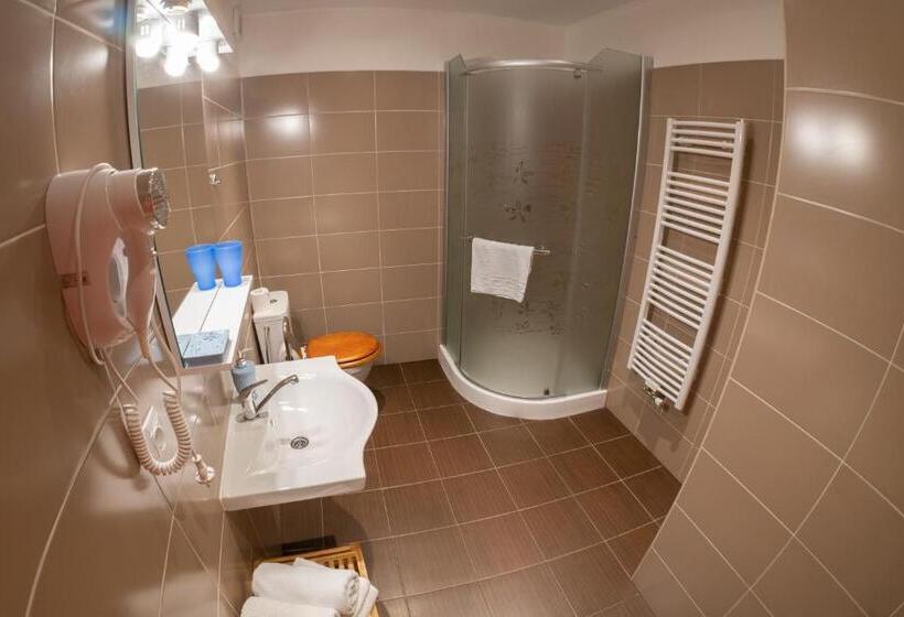 Номер Стандарт Вид на Озеро, Mala Narnia