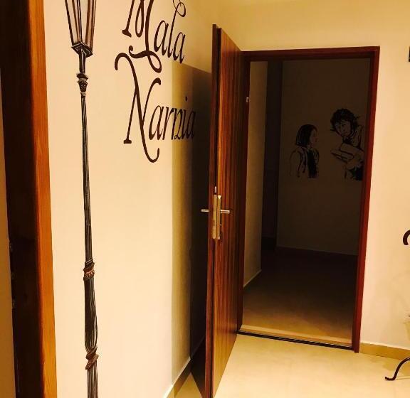 家庭间, Mala Narnia