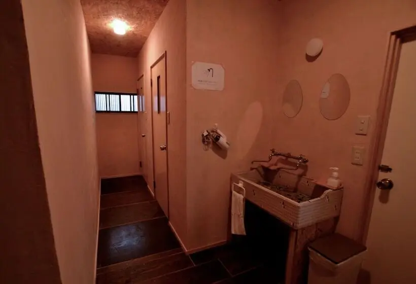 ルームシェアのワンベッド, Hostel&bar Camosiba