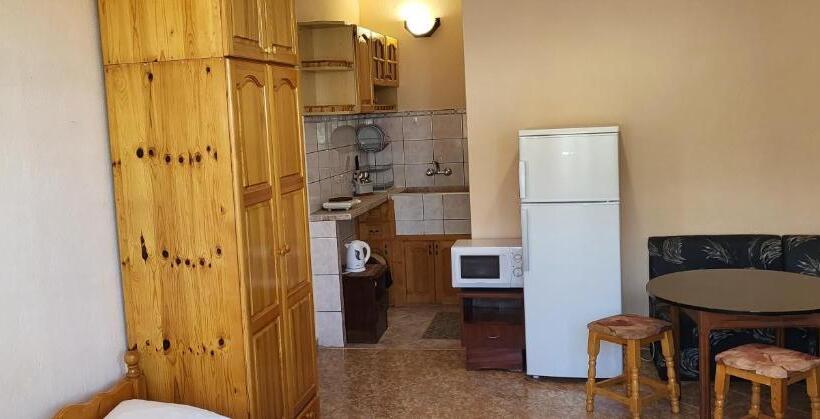 ファミリーステューディオ, Amfora Guest House