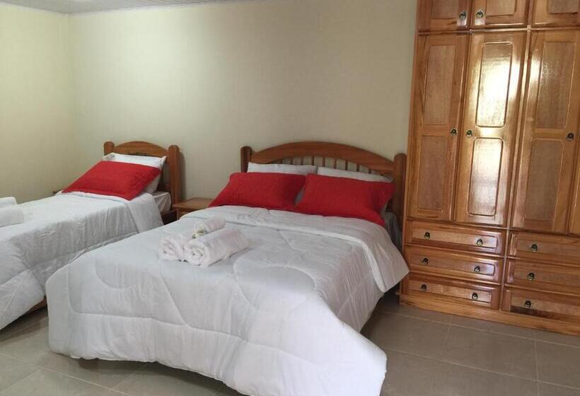 四人豪华间, Black Point Beach Club