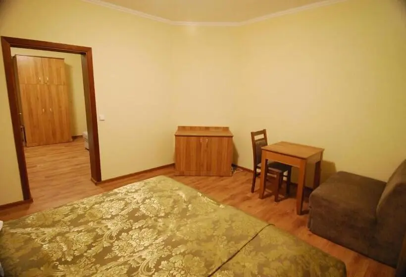 ファミリールーム, Ivanek Guest House