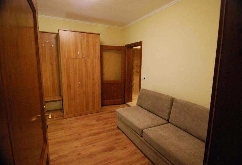 패밀리 룸, Ivanek Guest House