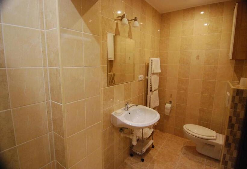 패밀리 룸, Ivanek Guest House