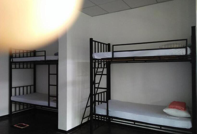 سرير فى غرفة مشتركه, Meritha