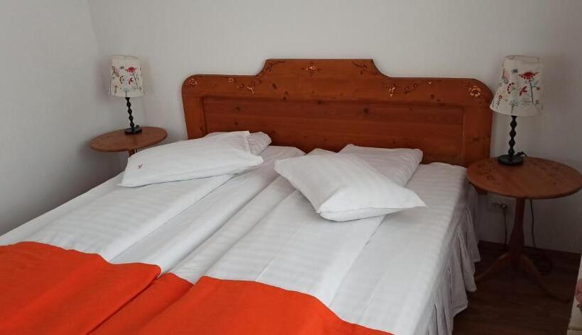 غرفة قياسية ثلاثية, Vila Alisa