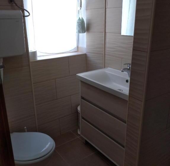 اتاق لوکس با چشمانداز دریا, Guest House Dragutinovic