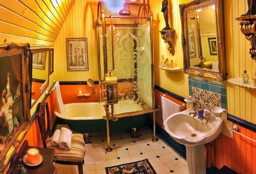 Номер Deluxe, A Pilgrims Rest