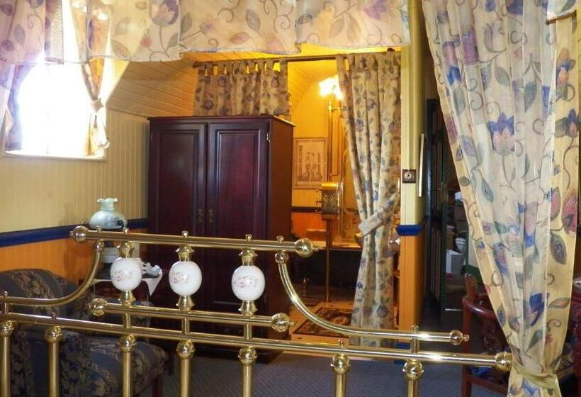 Номер Deluxe, A Pilgrims Rest