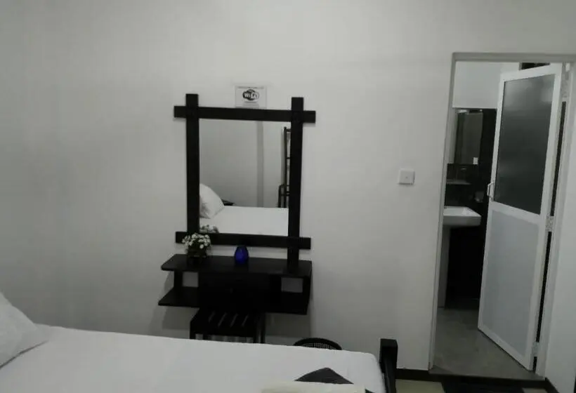اتاق لوکس سه تخته, Hikkaduwa Family Inn