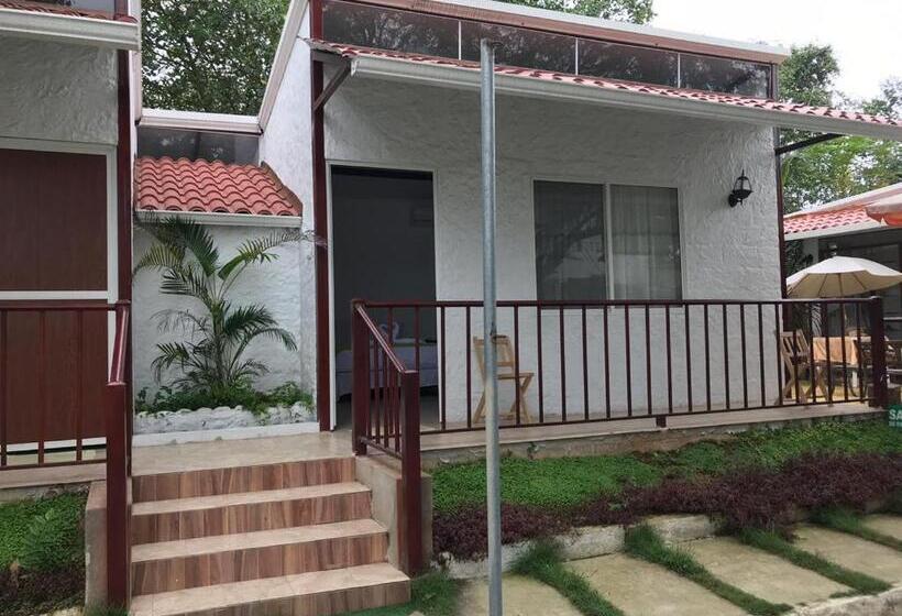 スタンダードバンガロー, Hostal Gualingo