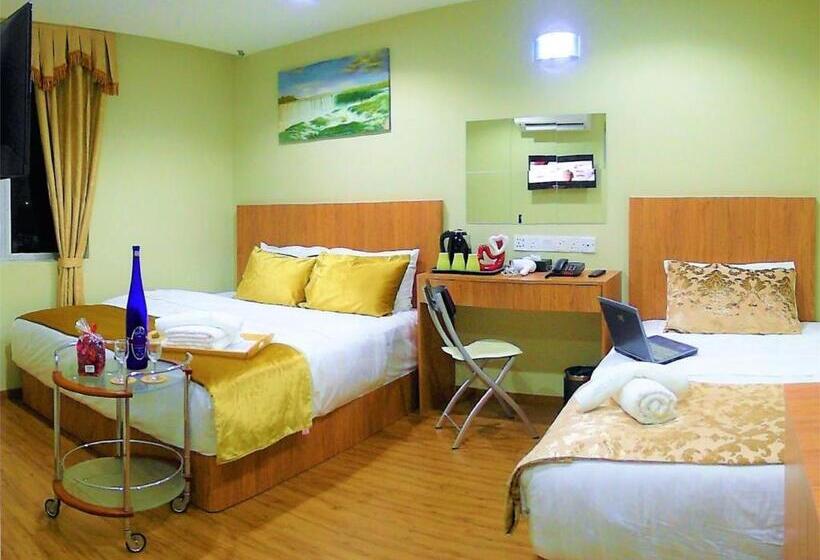 חדר קומפורט לשלושה, Royale