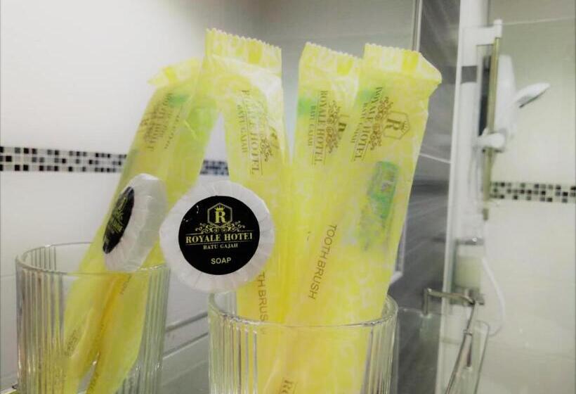 חדר דלוקס לשלושה, Royale