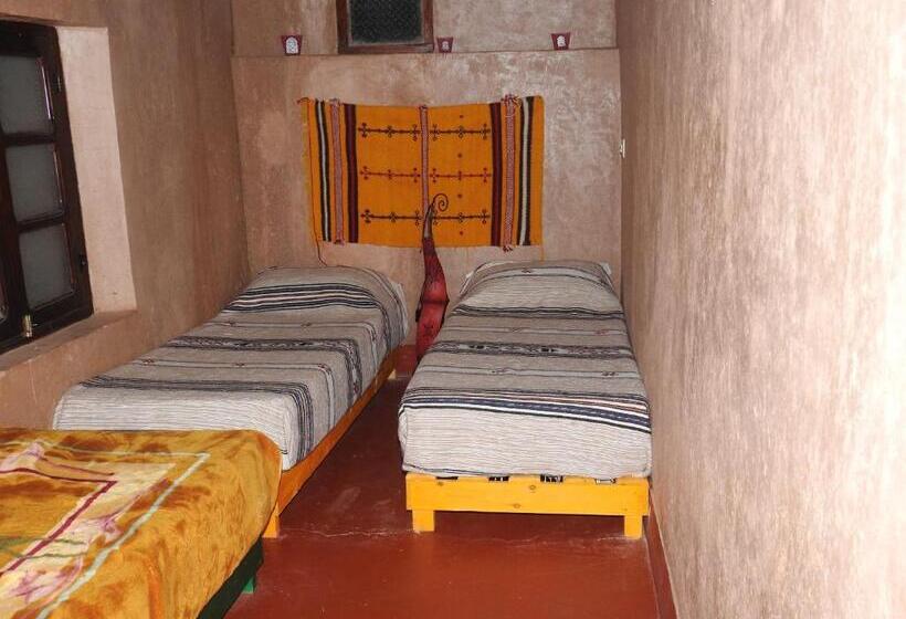 اتاق استاندارد سه تخته با سرویس بهداشتی مشترک, Cinema Riad