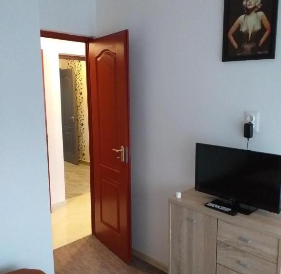 اتاق خانوادگی, Fiesta Apartman