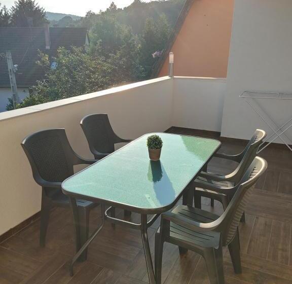 اتاق خانوادگی, Fiesta Apartman