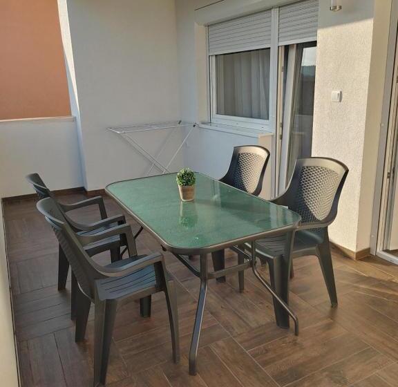 اتاق خانوادگی, Fiesta Apartman