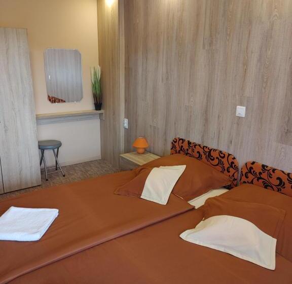 اتاق خانوادگی, Fiesta Apartman