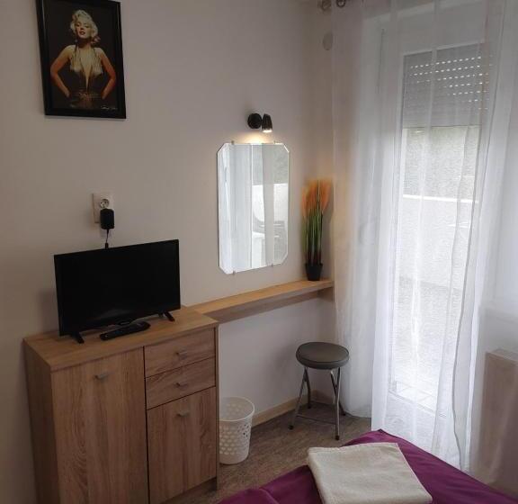 اتاق خانوادگی, Fiesta Apartman