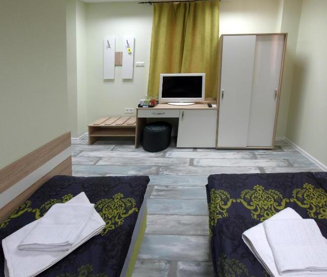 غرفة قياسية ثلاثية, Guest House The House топ център габрово